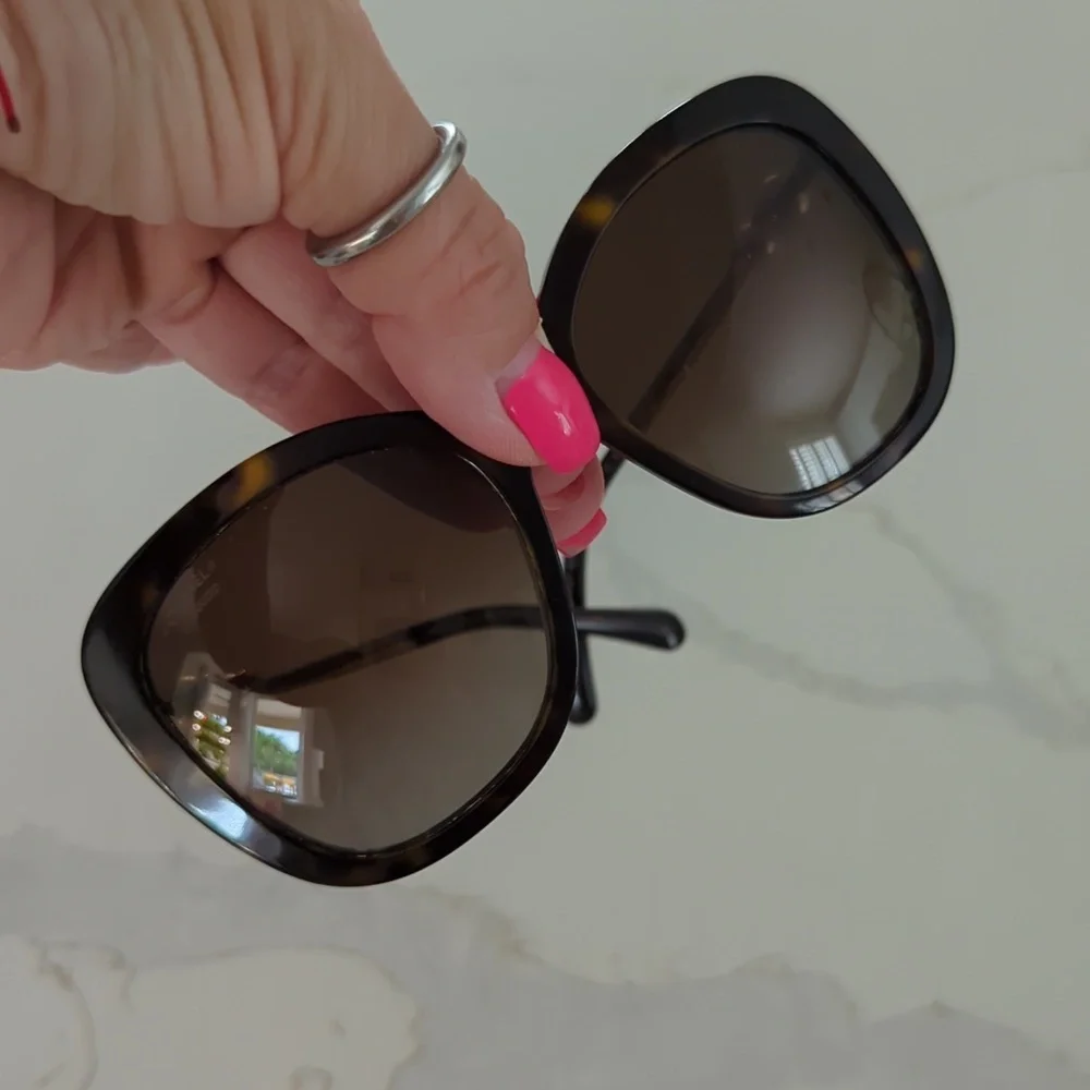 CHANEL Tortuse Pearl Polarized Sunglasses - Picture 5 of 13